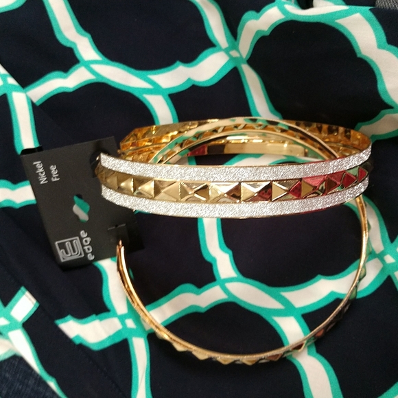 🆕 Large Hoop Earrings  Silvertone Goldtone Sparkling Leverback French Wire NWT - Picture 5 of 7